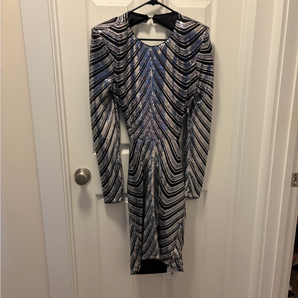 Backless dress with shoulder pads